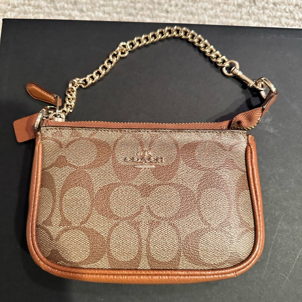 Cute wristlet in excellent condition.